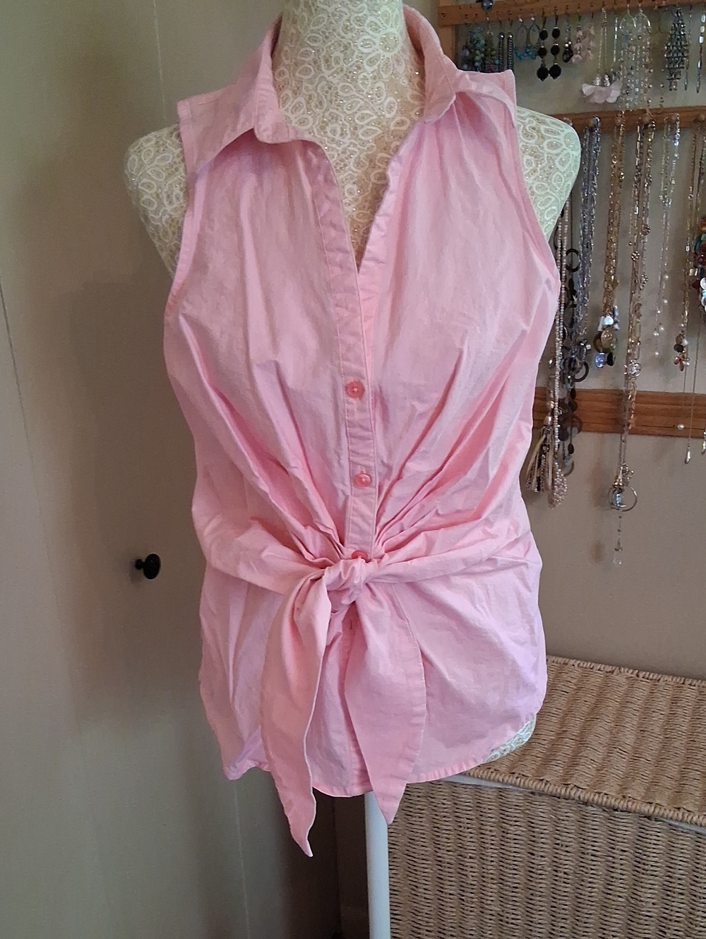 Like New! Nine West Sleeveless Pink Tie-Front Cotton Blouse. Size Med